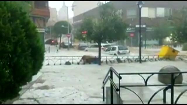 Наводнения в Мадрид, кални реки повлякоха коли ! Отнесени коли и наводнени метростанции в Мадрид