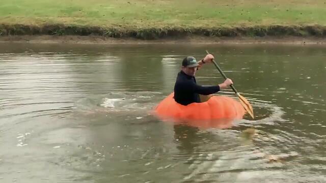 Фермер си направи лодка от тиква ! Tennessee Man Gives Pumpkin Boating a Try