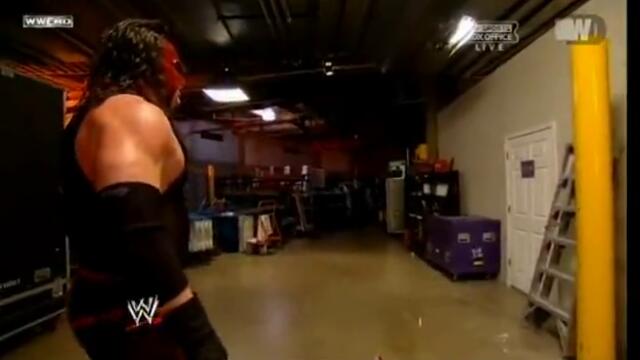 Кane прави Tombstone на Zack Ryder и Chokeslam на John Cena