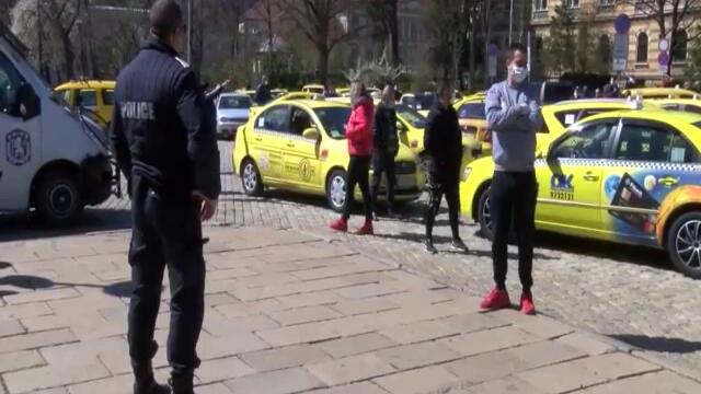 Таксиметровите шофьори протестираха днес в центъра на София 7.4.2020