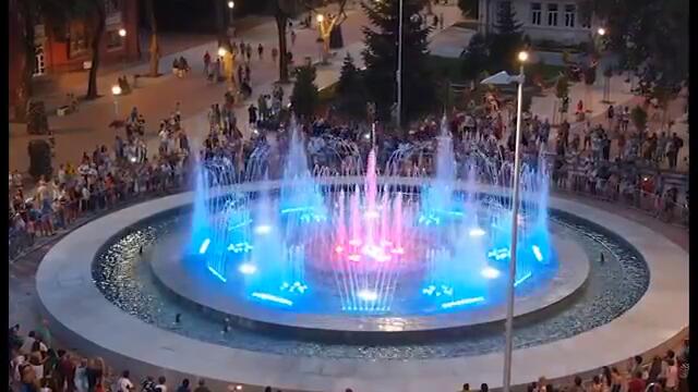 Феерия от цветни струи! Вижте прекрасният фонтан във Варна (ВИДЕО)