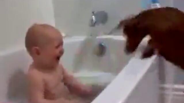 Бебе и куче играят в банята (много смях) :D