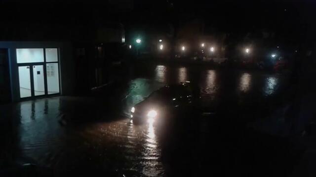 Пороен дъжд превърна улиците на Слънчев бряг в реки..вали и гърми в Равда и Несебър