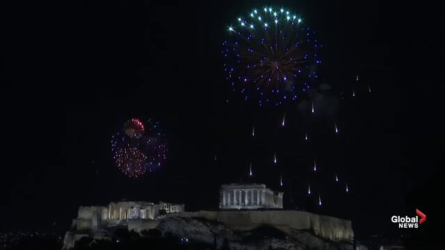 НОВА ГОДИНА 2021 - NEW YEAR’S EVE 2021 Вижте Гърция ослепена с цветни фойерверки над Акропола