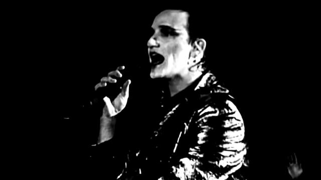 U2 – Love Is Blindness (ZooTV Tour, Black and White)