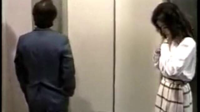 Китайка се съблича в асансьора пред мъж