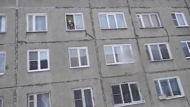 Руснаци скачат от 3 етаж.
