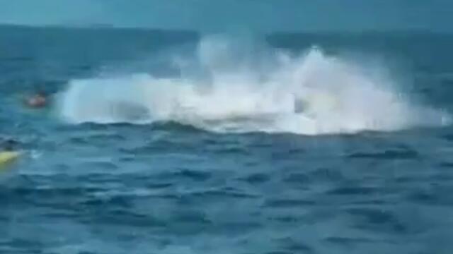 Човек изчезва в океана за секунди