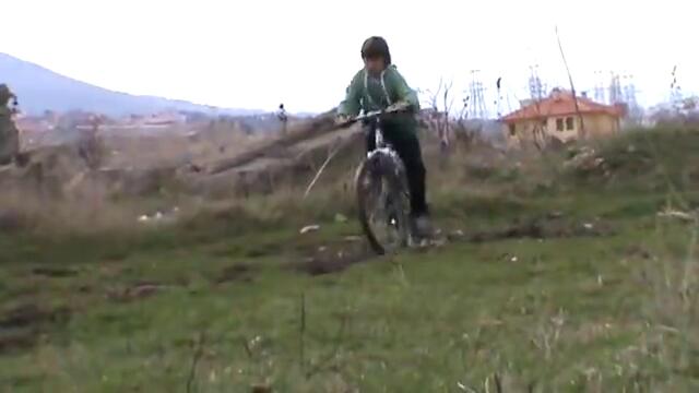 С колело през калта