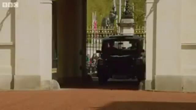 Кралица Елизабет и Джеймс Бонд летяха с  парашут над Лондон - Queen Became a Bond Girl in London Olympic 2012 Opening Ceremony