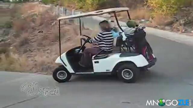 Две жени и голф количка