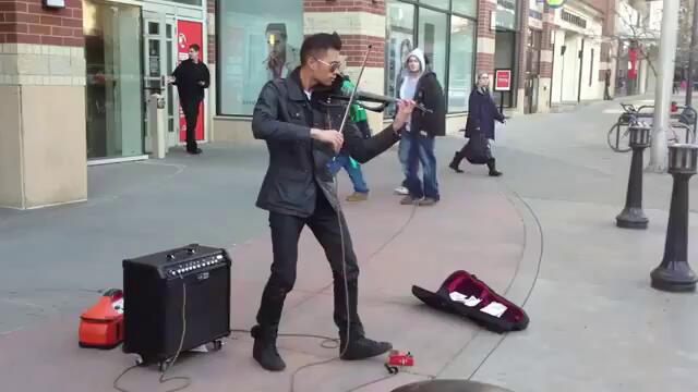 Уличен музикант свири на електрическа цигулка! Страхотно изпълнение!