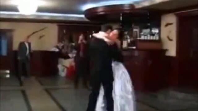Младоженци представят забавен танц