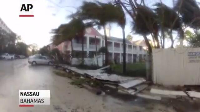 Ураганът Санди - Бахамските Острови - Sandy Rages Through Bahamas