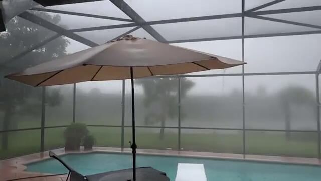Дъжд и Светкавици над закрит басейн