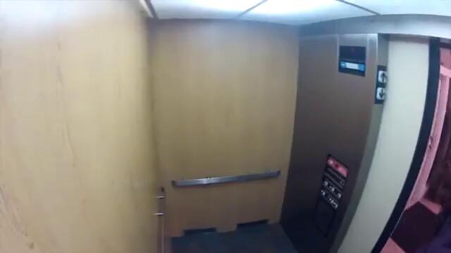 Момиче плаши хора в асансьор