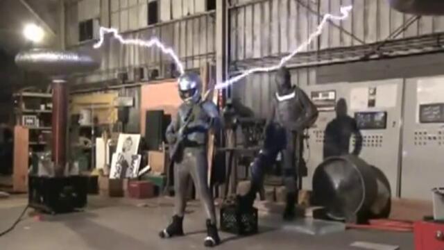 ИЗУМИТЕЛНО.. Експеримент на Тесла с един милион волта ток и свирене на електрическа китара!