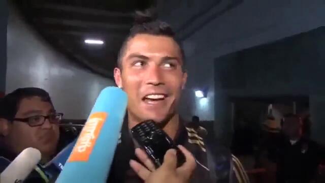 Crisyiano Ronaldo Кристиано Роналдо поправя репортер - Смях!