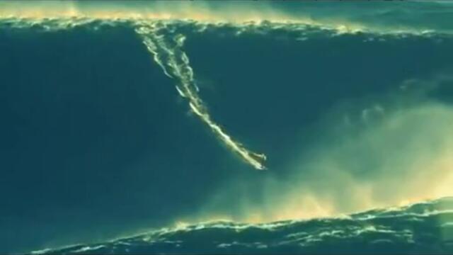 Сърфист с кураж се спусна по 30-метрова вълна - Гарет Макнамара
