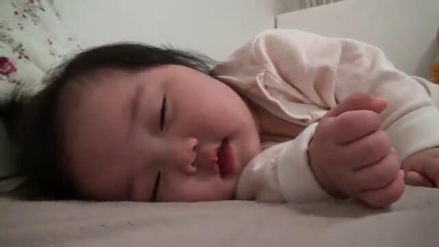 Сладко спящо бебе