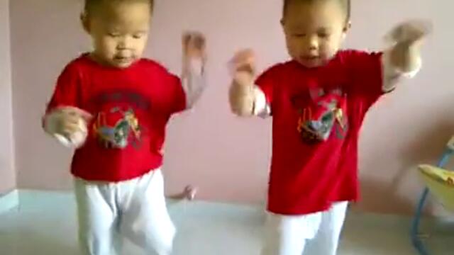 Gangnam style на бебета - Близначета Пощуриха Нета с Танц!