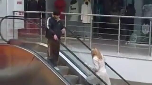 Как секси блондинка се качва на ескалатор (Video) - Смях !!!