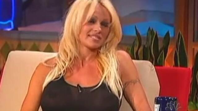 Вижте Памела Андерсън (Pamela Anderson) без сутиен в ефир на интервю