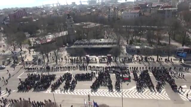 Трети 3 март 2013  Варна пред Катедралата - С телата си хора изписаха България
