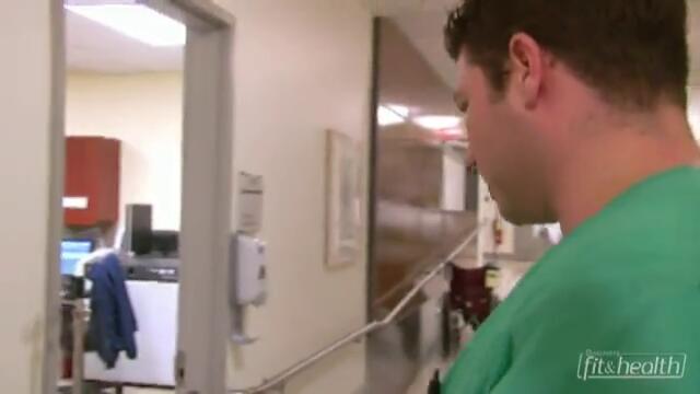 Лекари наместват изкълчен крак на пациент без болка