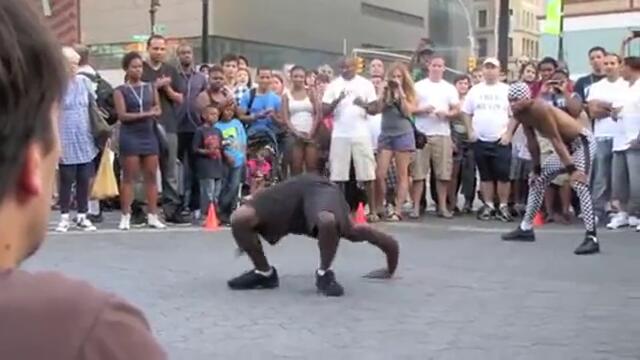 Уличен танцьор се закача с мацка