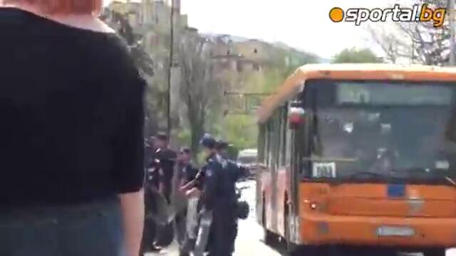 ЛЕВСКИ ЦСКА 2:1 (27.04.2013) - Сините фенове атакуваха автобус преди вечното дерби