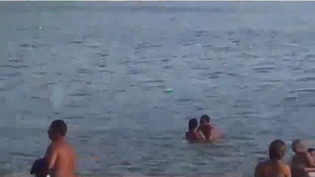 Двойка прави секс в морето  пред очите на деца