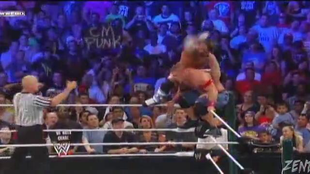 CM Punk печели титлата на WWE!
