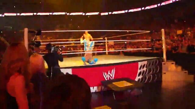 WWE - Sin Cara използва трамплин за да скочи на ринга влезе и смаза Шеймъс
