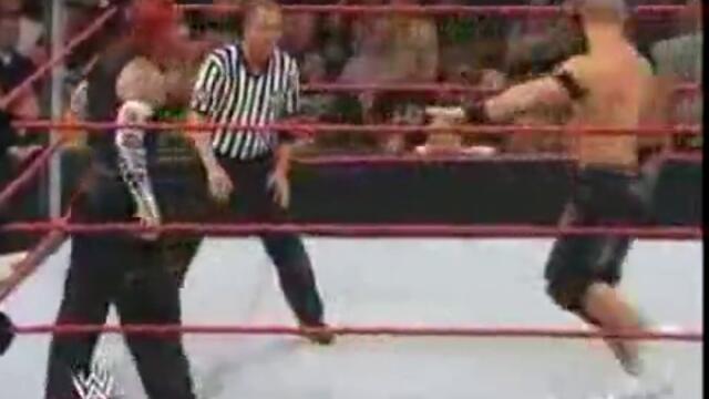 WWE - фен се качва на ринга