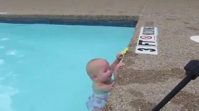 Бебе Плува Като Шампион ... Невероятно