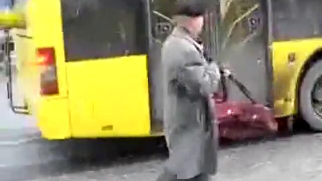 Луд руснак с автомат спира автобус