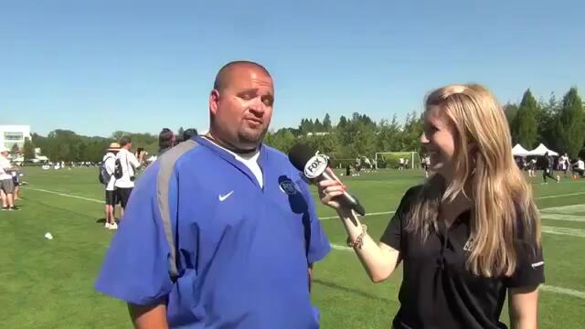 (смях) Играч по американски футбол помете репортерка по време на интервю