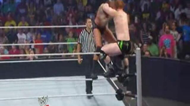 Randy Orton сваля куфарчето като послание за останалите за Money In The Bank 2013 - 12713 vs