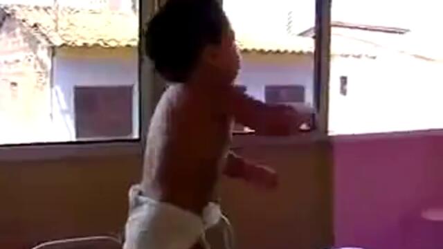 бебе разбива с танци