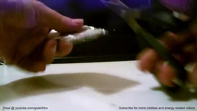 Как да запалим огън с хартия от дъвка и батерия