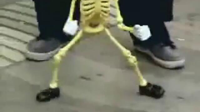 Вижте как този скелет танцува и събира пари