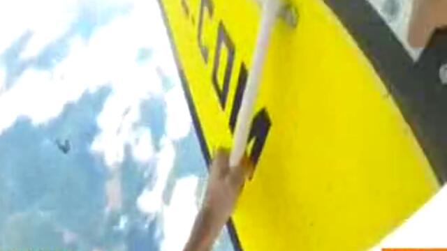 Каскадьор изпълни скок от 4200 метра, затворен в метален сандък