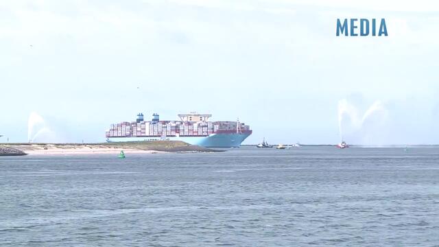 Най - големият кораб контейнеровоз в света  Mearsk Mc Kinney Moller навлиза в пристанище Ротердам