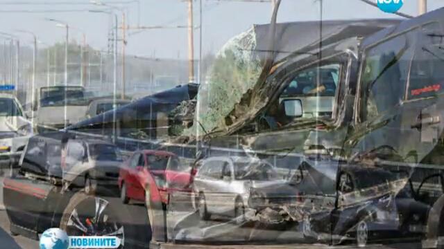 Верижна катастрофа на 8 автомобила блокира входа на Варна