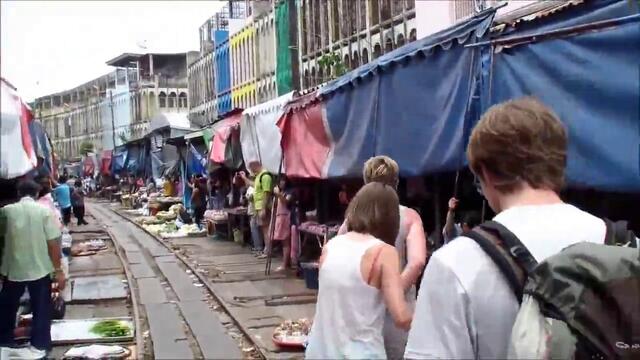 Влак преминава през пазар в Тайланд!