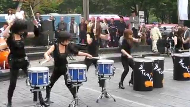Впечетляващо улично изпълнение с барабани!