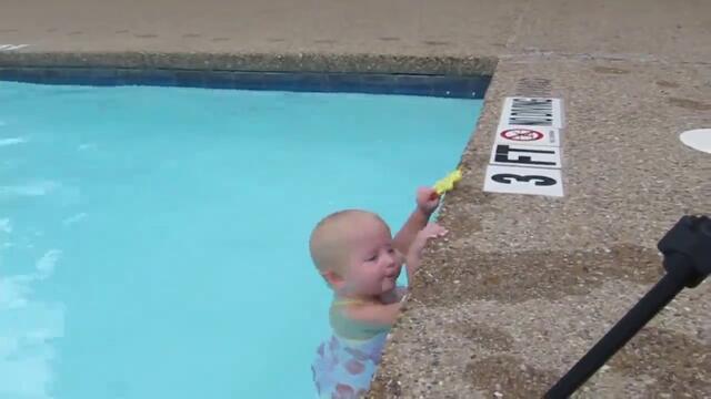 Бебе с много добри плувни умения
