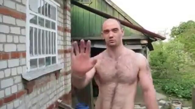 Украинец забива пирони с ръка (видео)