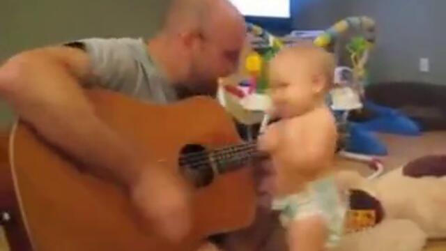 Бебе се кефи от звука на китара